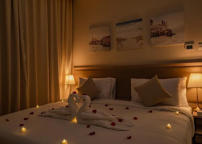 Hotel with pool: Platinum Coast Hotel Apartments